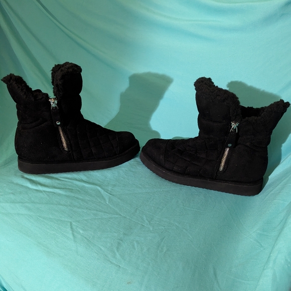 Madden girl black Sherpa lined quilted boots size 6 - Picture 3 of 4